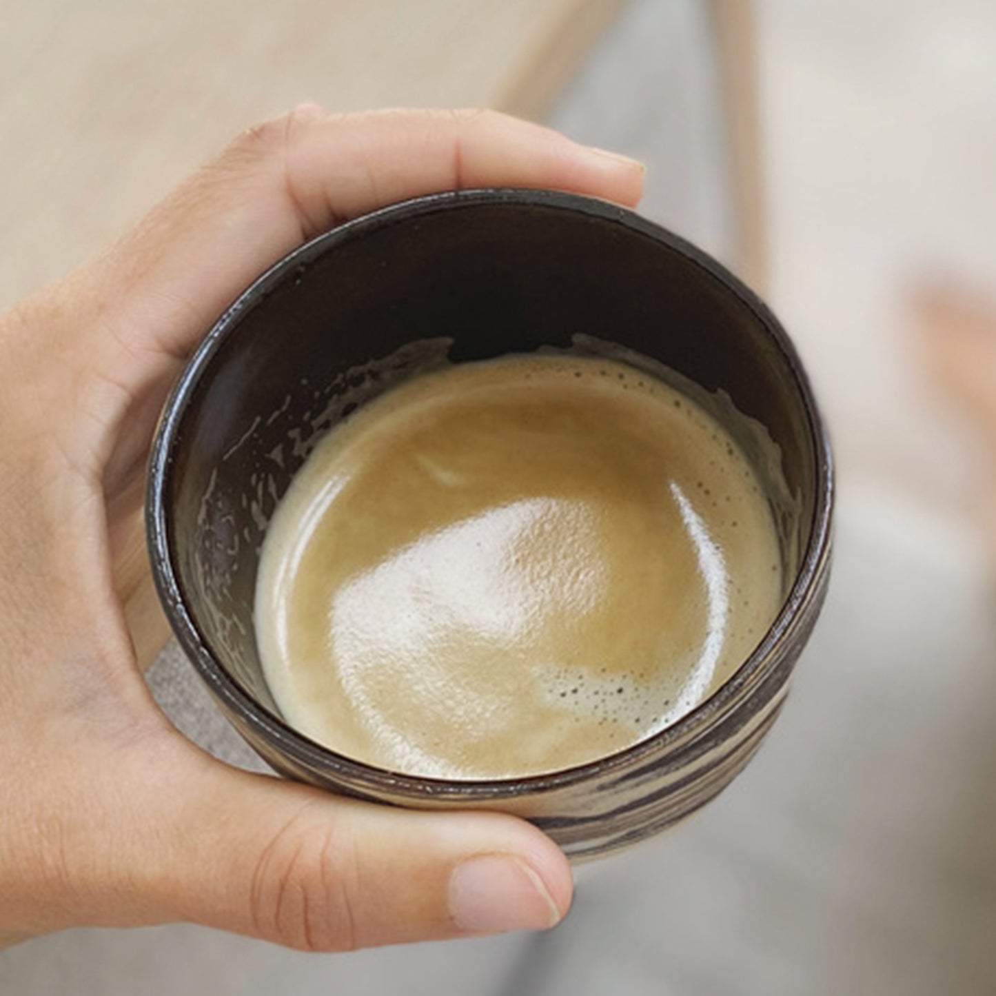 Sediment kop i black. Hånddrejet keramik i multifarvet ler. En god kop til kaffe